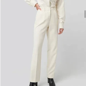 Kostymbyxor - Beige kostymbyxor från NA-KD. Säljer för 300kr exkl frakt.
