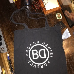 Broder Daniel merch  - Låg i en annan väska som jag köpte o lyssnar ej på broder Daniel såååå finns d nån där ute som är intresserad? Liten och lättanvänd. Bra skick! 