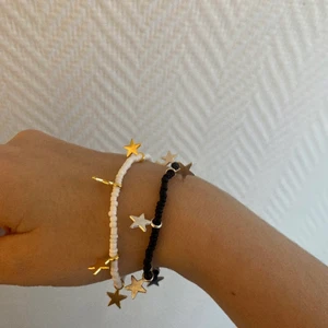 Svarta/vita Armband  - Säljer svarta och vita armband i guld eller silver stjärnor ⭐️  25kr styck. 2 för 30kr, Gratis frakt 