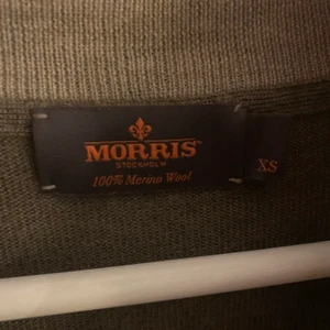 Morris Merino 1/4 Zip strl XS - Köpt för 1599kr på NK. Plagget endast använd 3ggr och är därför i nyskick. Säljes eftersom den inte passar längre. Strl XS.