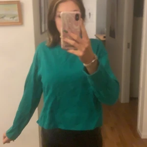 Sweatshirt  - En grön sweatshirt från H&M i st xs. Säljer för 60kr