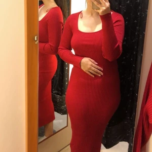 Röd klänning - Rensar mina kläder och hittade den här röda klänningen. Köpt för ett tag sedan och använd en gång.  Den är väldigt lång och har en kort slits på vänster sida. Väldigt stretchig, fast passar till M, L skulle också rekommendera till de som har storlek S med tanke på hur liten den är innan den töjs ut. Långärmad så den passar perfekt till hösten och vintern. Frågor och pris kan diskuteras 🤍