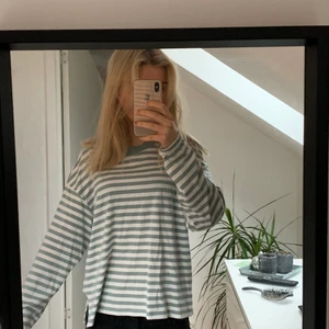 randig tröja  - säljer min grön/vit randiga tröja från monki i storlek S då den tyvärr inte kommer till användning längre💕 säljer för 70kr+frakt!!!💕