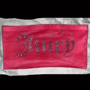 juicy couture topp - juicy colture topp köpt på zalando för 350kr . säljer då den inte kommer till användning. knappt använd och mycket bra skick. priset kan sänkas