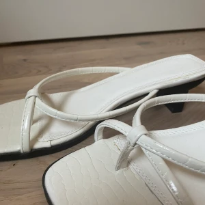 ASOS  - Snygga skor som passar till allt, tyvärr har jag lite för breda fötter för dem