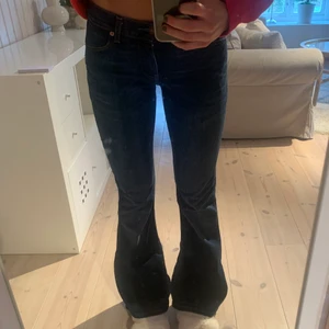 Levis jeans 544 - Säljer mina Levis jeans, köpta secondhand men fortfarande i ett väldigt bra skick. Storlek W27, L34. Jag är ca 170 och en storlek S och de passar mig bra. Köpare står för frakt.💓