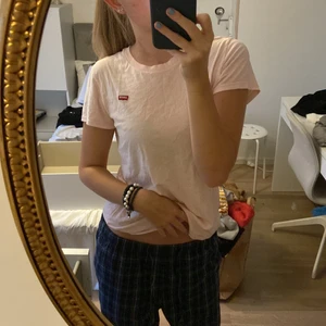 T shirt💖 - Ljus rosa Levis t shirt💓💓💓