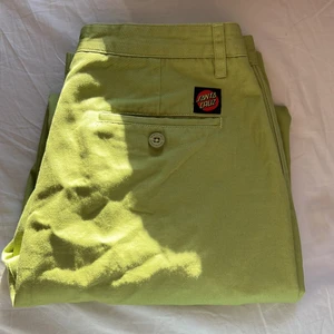 Byxor från Santa Cruz - Gröna byxor från santa cruz. Knappt använda. Säljer till första som matchar pris, men skriv om ni har frågor! Köpare står för frakt! ❤️ (Bild från urbanoutfitters, där jag köpt de från!) 