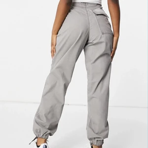 Asos cargo pants fint skick - Säljer nu dessa supersnygga cargo pants från asos eftersom storleken tyvärr inte passar mig😢 Knappt använda och i fint skick. Originalpriset är ca 300 kr. Bilden är lånad, men om du vill kan jag ta en bild på de jag har. Hör gärna av dig om du har frågor eller är intresserad. Pris kan diskuteras💕☺️