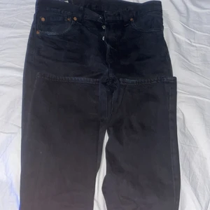 Levis - Detta är ett par Levis 501 som är helt okej skick. Och de har blivit för små för mig. Kommer sälja dessa för 250. De är storlek w 27 och l 30. Skriv om ni ör intresserade