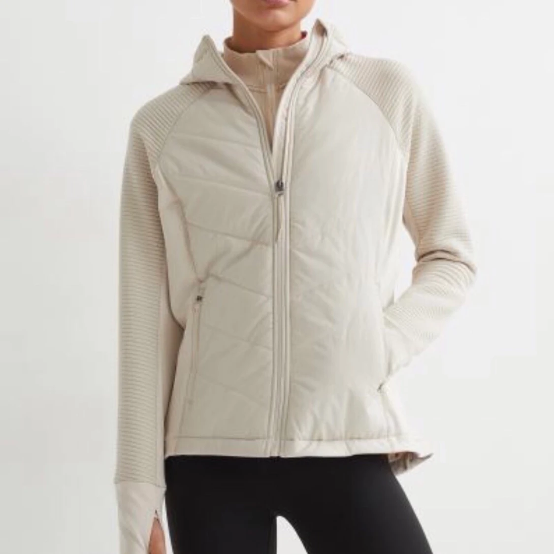 Vadderad jacka med huva