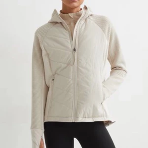 Vadderad jacka med huva - Helt oanvänd. Prislappen sitter t.o.m kvar men kunde inte returnera pga tappat bort kvittot. Tyckte den var jättefin men den passade ej mig. Nypris var 400kr