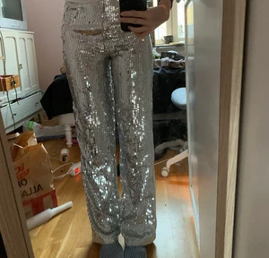 Paljettbyxor - Säljer nu dessa superfina paljettbyxorna köpta från Linn Ahlborg x nakd. Väldigt bekväma, de känns som mjukisbyxor nästan. Midjemått ca 66 cm. Innerbenslängd ca 77 cm. Jag är 167 cm !Perfekta till nyår! Frakt tillkommer!