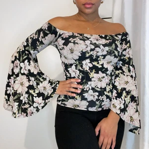 Blommig topp (S), 75 SEK - Söt blommig topp från Gina Tricot med utsvängda armar. Toppen är normal i storlek men väldigt stretchig, så passar även om man brukar använda strl M 🌸