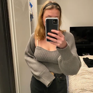 kofta och linne - en söt stickad kofta med tillhörande bandeu! knappt använda✨