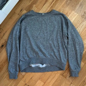 Grå sweatshirt - Basic grå sweatshirt, skön passform