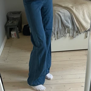 Mörkblå Jeans från weekday - Dessa är mycket mjukare och tunnare än vanliga jeans. De är från weekday i modellen ace och i färgen porto blue. Jag är osäker på vilken storlek de är i men passar mig som oftast har S. Midjemåttet är ca 65-70.