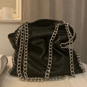 Väska - Super fin väska från scorett säljer för 250kr vid (budgivning startar vid fler intresserade)