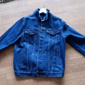 Jeansjacka  - Storlek M. I princip som ny, använd ett fåtal gånger 