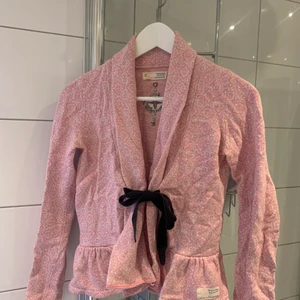 Odd Molly kofta  - Odd Molly kofta i utmärkt skick! Storlek 0, vilket motsvarar storlek 32-34. Snygg både uppknäppt och stängd