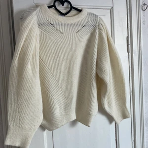 Krämvit stickad tröja  - En fin tröja som aldrig är använd pga att den inte är min still. Den är krämvit och har puffarmar sitter fint på. Skulle säga att den är sann i storleken, lite kort i armarna på mig. Men jag har också väldigt långa armar.