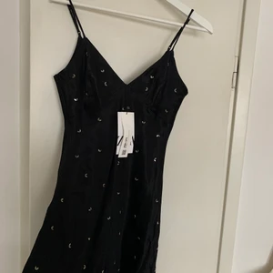 Zara klänning  - Säljer denna zara klänning som är helt slutsåld för 320kr aldrig använd och köpt för 399kr. Super fin nyårsafton klänning!! Ex frakt på 20kr strlk S 