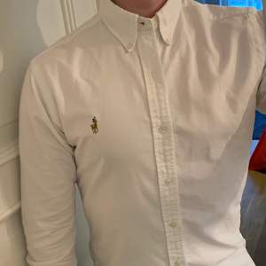 Klassisk vit skjorta från Ralph Lauren. Slimfit storlek S. Okej skick trots några år på nacken. 