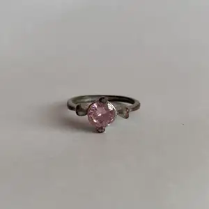 Silverring med rosa kristall.