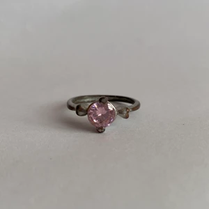 Ring - Silverring med rosa kristall.