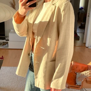 Kavaj - Kavaj i linnematerial från NLY trend. Aldrig använd, prislapp fortfarande kvar. Tunn och skön, perfekt till sommaren eller med en tjocktröja till vintern. 