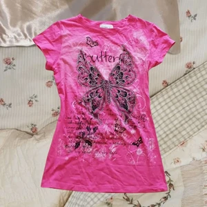 y2k topp - jätte söt y2k topp med paljetter. Köpt på plick men kommer tyvärr inte till användning längre. Lånade bilder av tidigare ägare. (2nd bilden är med den knyten i rygg) Passar från XS-Liten M beroende på önskad passform. Köparen står för frakt. ❤️