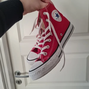 Röda Converse sneakers  - Helt oanvända