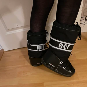 Moon boots - Heej, tänkte göra en liten intresse koll på mina moon boots liknande skor 💞 Buda vad ni är viljiga att betala och kom privat vid frågor 💕