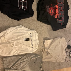 Collage tröjor - 5 collage tröjor i fint skick. Champion tröja strlk S 100 kr. Adidas tröja strlk xs är lite längre än vanliga tröjor 100kr. Nike hoodie strlk xl sitter oversized på mig som är S 150 kr. Weekday collage tröja 150 kr strlk S men sitter oversized. Beige collagetröja nakd 75kr storlek M men sitter som en S.