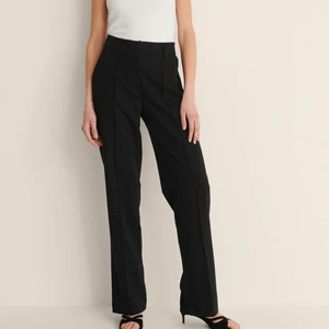 Svarta kostymbyxor  - Säljer mina supersnygga kostymbyxor med en liten slits baktill. Och bara och skriva för fler bilder😍