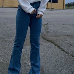 Jeans - Knappt använda.  utsvängda där nere. Skriv för mer bilder