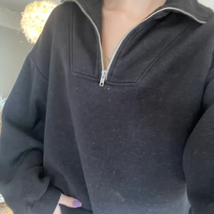 Populär tröja från GinaTricot  - Säljer denna trendiga tröja med fina detaljer från GinaTricot. Den är i storlek XS men passar även S. Priset är 100kr+frakt 