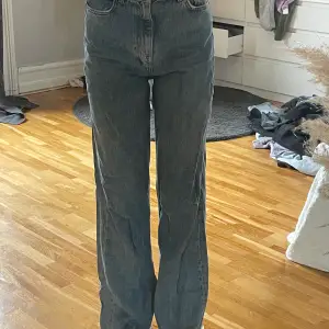 Säljer dessa trendiga zara jeans i storlek XS. De är högmidjade och vida. Köpta för 400kr säljer för 100kr+frakt💞