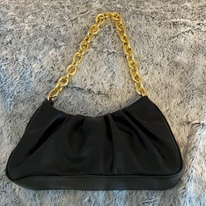 Väska - Säljer denna snygga väska, aldrig använd, passar till allt 💕