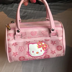 rosa hello kitty väska - super gullig rosa hello kitty väska. köpt på Plick för nästan 300 kr för nått år sedan, väskan är i välskick bortsett från en jack på baksidan av väskan💕