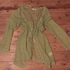 Kofta - Jättefin grön tunn kofta köpt här på plick, men tyvärr kommer den inte till användning:(<3 frakt är inte inkluderat i priset (köpare står för frakt)