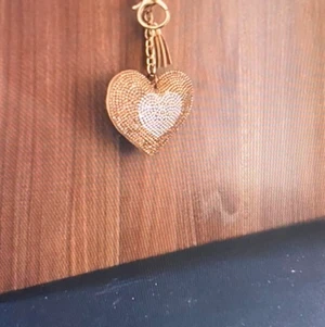 Nyckelring  - Köpte denna i julas för att ha den på mina nycklar men tyvärr har jag för många saker  men får med en suprise ! 😜 kan snacka om priset !