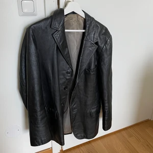 Vintage skinn/läderjacka  - Skinn/läderjacka köpt secondhand, strl L men passar XS-L! Fint skick 💘