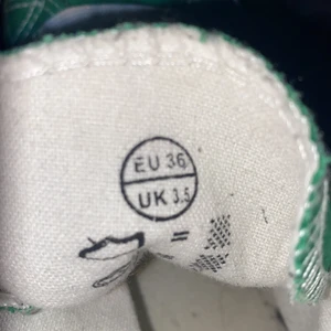 Ett par gröna sneakers EJ CONVERSE - Bra skick dom är ej tvättade men tvättar dom innan dom skicka iväg