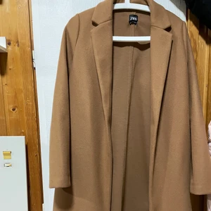 Höst Kappa - Hej! Säljer min höstkappa. Har endast använd den en gång, i braskick. Storlek M. Priset kan diskuteras 