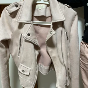 Mockajacka - Hej! Jag säljer min jacka, har tagit på mig den 3-4 gånger. Storlek XS. Pris kan diskuteras.