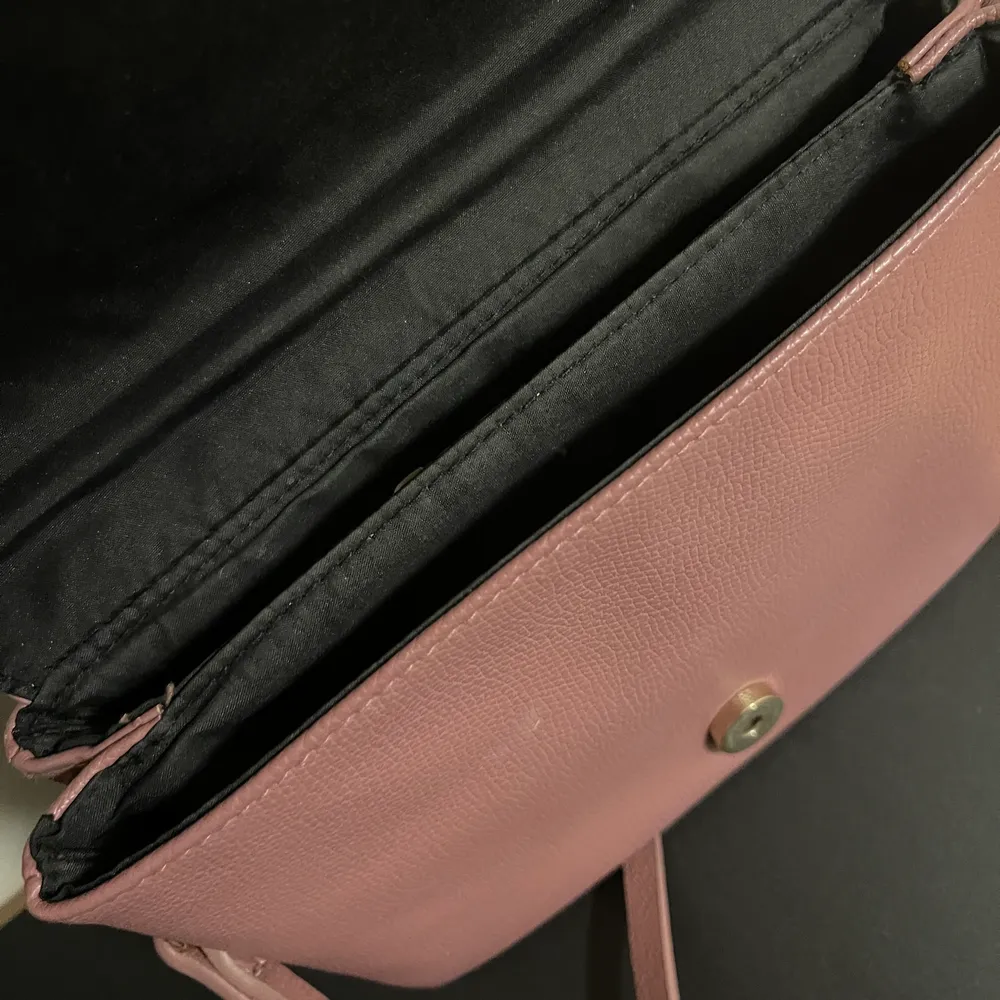 Sammetsväska från H&M med avtagbar axelband❤️. Accessoarer.