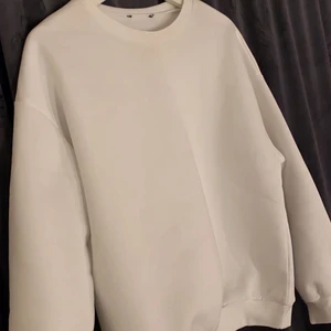 Vit sweatshirt  - Säljer en vit sweatshirt i storlek S, använd väldigt fåtal gånger så nästan som ny!☺️