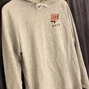 Grå dope hoodie - Säljer en grå dope hoodie i storlek M, den är använd fåtal gånger så väldigt fint skick!🥰