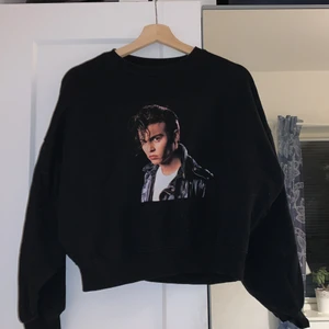 Snygg tröja! - Jättesnygg tröja!! Använd fåtal gånger. Fint skick!! (Frakt ingår i priset!!!)